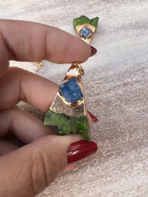 Pingente pedra natural verde e azul orgânico