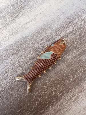 Pingente peixe metal esmaltado marrom