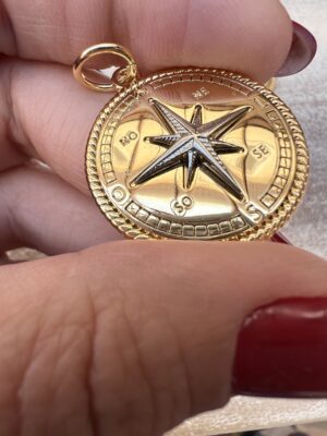Pingente medalha rosa dos ventos dourada