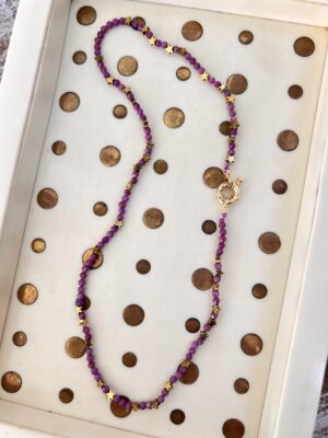 Colar pedras naturais roxo purple e estrelas em Hematitas
