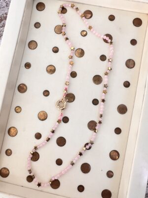 Colar pedras rosa bebê com estrelas em Hematitas