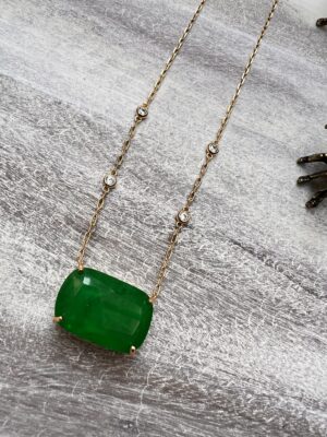 Colar com cristal retangular verde esmeralda