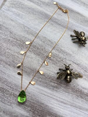 Colar gota cristal verde com gotinhas na corrente