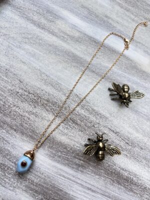 Colar com pingente orgânico azul