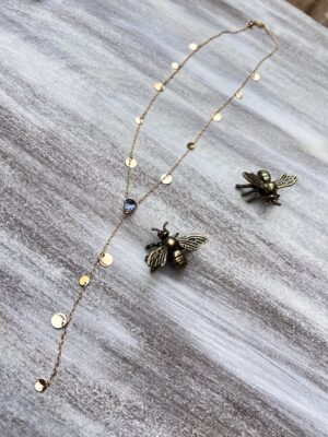 Colar gravatinha com cristal azul e medalhas