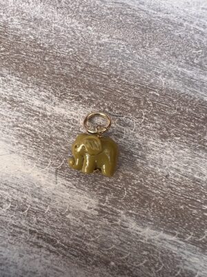 Pingente mini elefante verde abacate