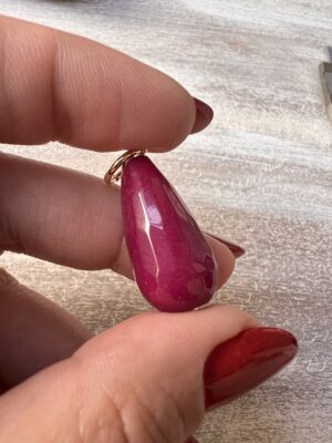 Pingente gota pedra natural rosa vinho