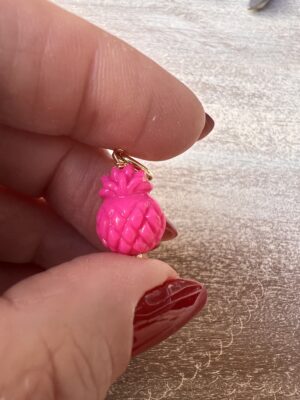 Pingente abacaxi em resina rosa pink