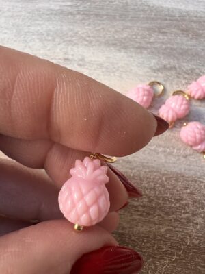Pingente abacaxi em resina rosa bebê