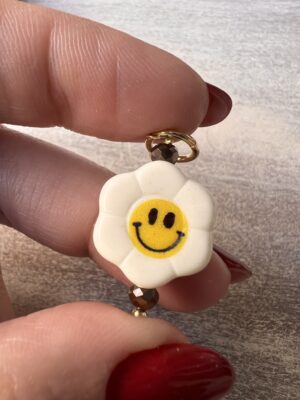 Pingente smiley flor branco