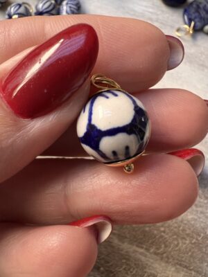Pingente bolinha boho branco e azul porcelana