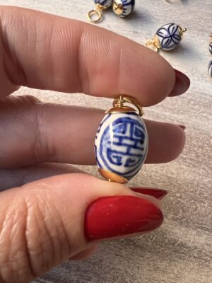 Pingente balão boho branco e azul porcelana